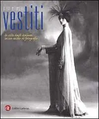 Vestiti. Lo stile degli italiani in un secolo di fotografie Subito Disponibile